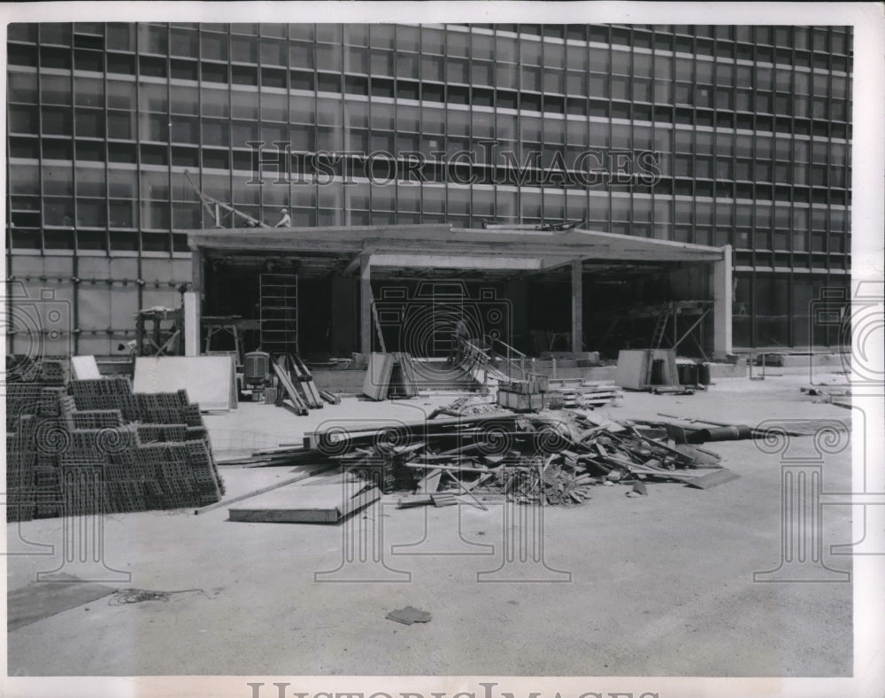 1950 Press Photo Construction draws to an end on UN buiilding on NYC's east side
