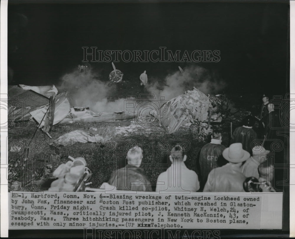 1954 Press Photo Crowd Looks At Crashed Twin Engine Lockheed