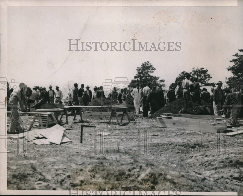 1937 Press Photo Carpenters making grave boxes, Pleasant Hill Cemetery