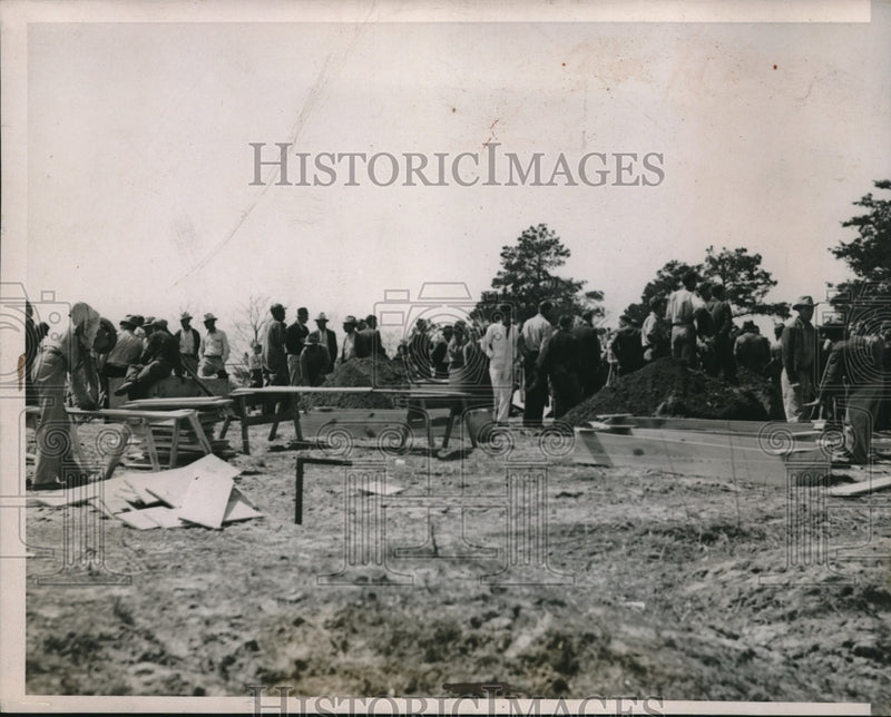 Load image into Gallery viewer, 1937 Press Photo Carpenters making grave boxes, Pleasant Hill Cemetery
