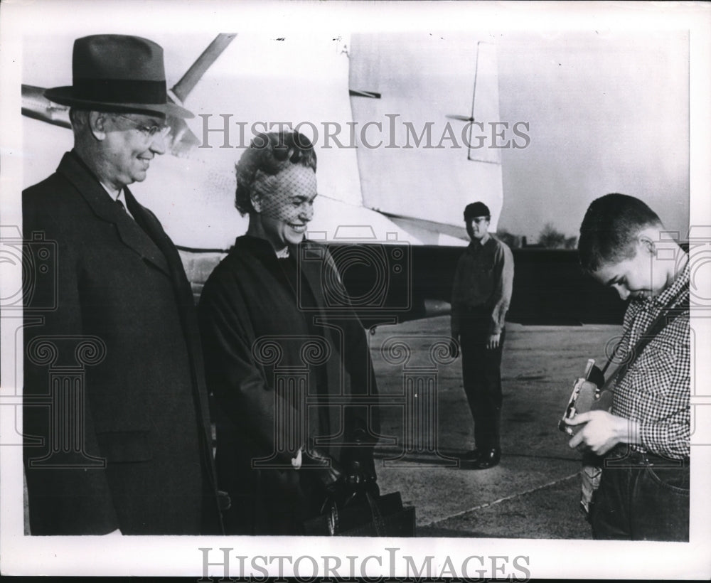 1954 Press Photo Sec of Navy Robert Anderson posses w/ Mrs Oveta Culp Hobby