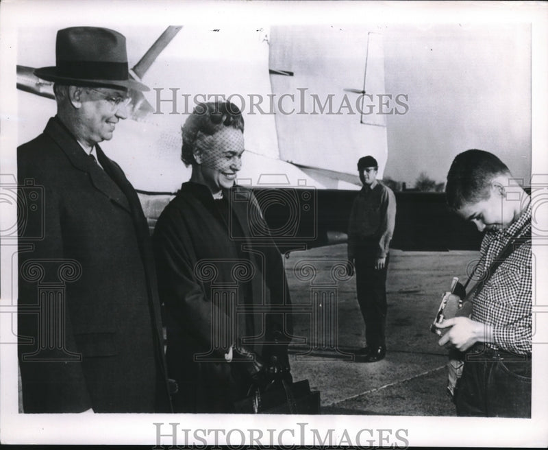 Load image into Gallery viewer, 1954 Press Photo Sec of Navy Robert Anderson posses w/ Mrs Oveta Culp Hobby

