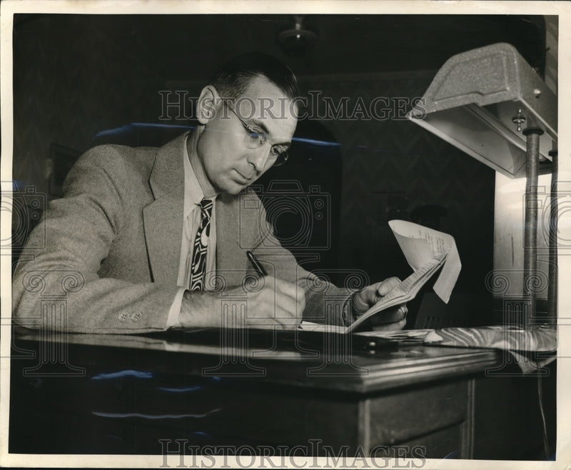 Load image into Gallery viewer, 1948 Press Photo Ralph Emerson Heile "Busiest Man" in Role of Company President
