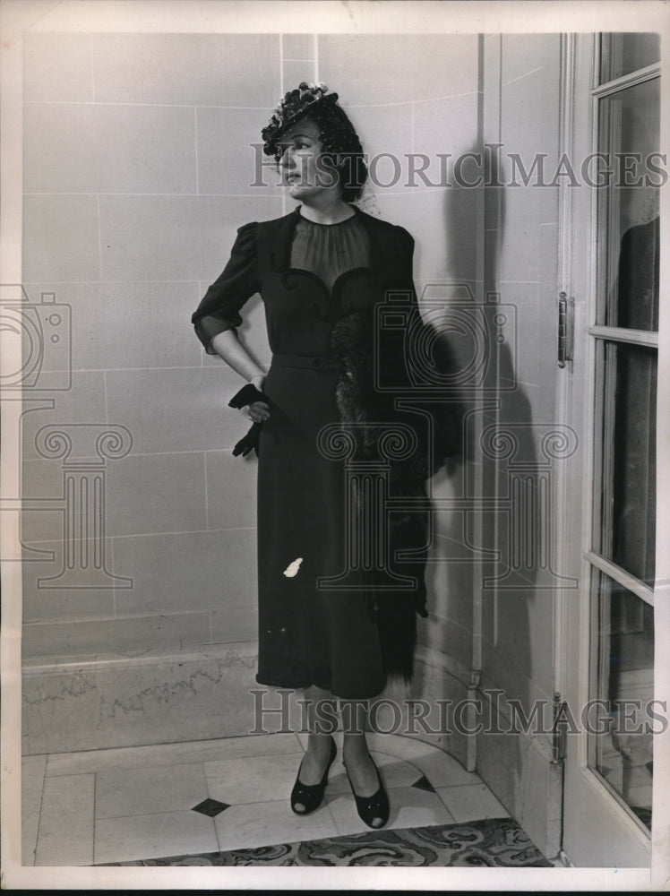 Load image into Gallery viewer, 1938 Press Photo Creation at the flower fashion show
