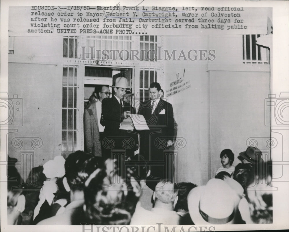 1952 Press Photo Sheriff Frank Biaggne & Mayor Cartwright Being Released Jail