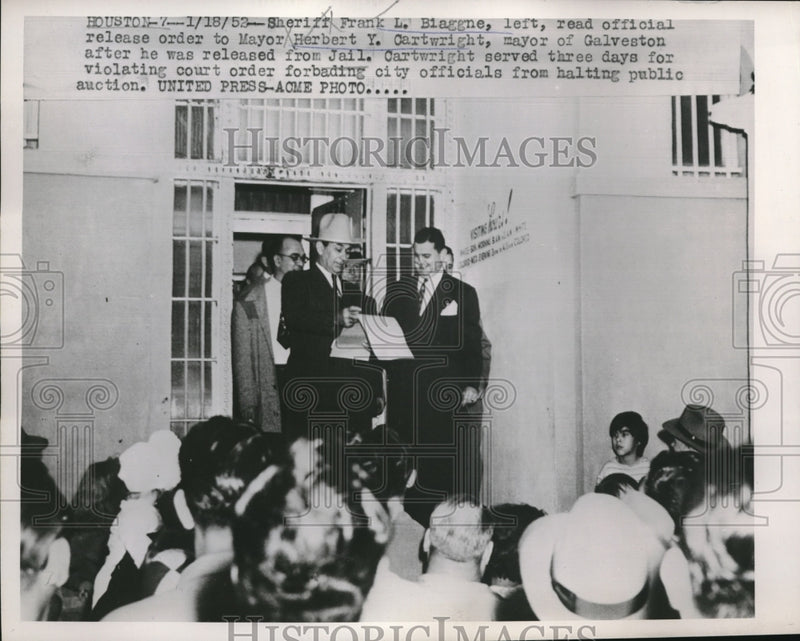 Load image into Gallery viewer, 1952 Press Photo Sheriff Frank Biaggne &amp; Mayor Cartwright Being Released Jail
