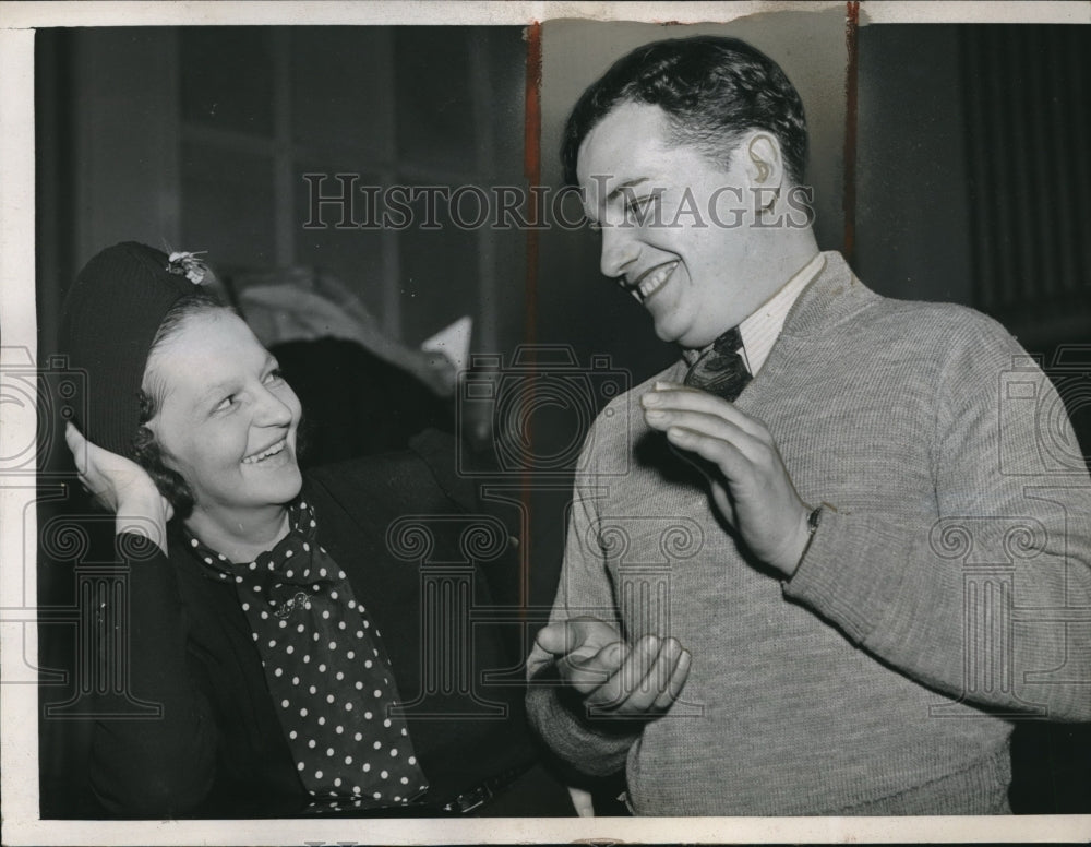1939 Press Photo Gilbert Boettcher With Wife, Wins Championship Liars Club
