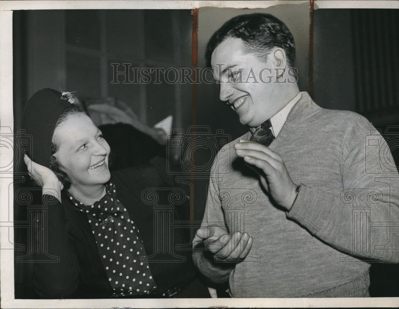Load image into Gallery viewer, 1939 Press Photo Gilbert Boettcher With Wife, Wins Championship Liars Club
