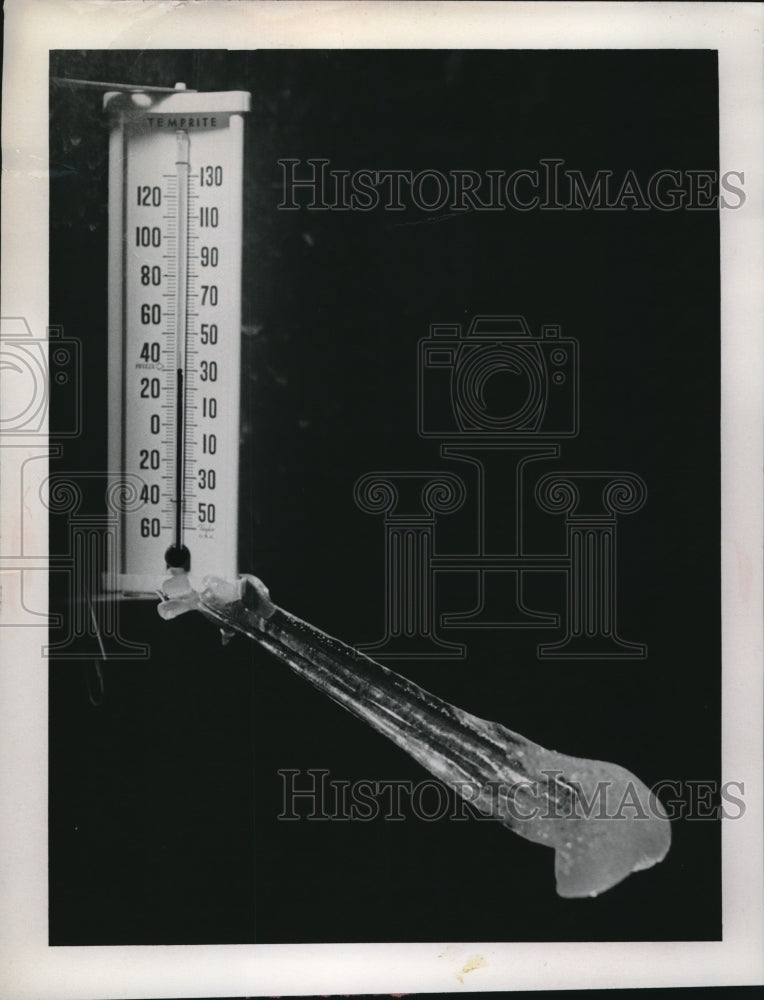 1976 Press Photo Formed Ice leaned away from window thermometer