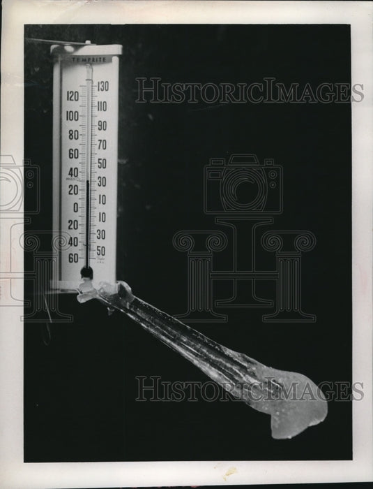 1976 Press Photo Formed Ice leaned away from window thermometer