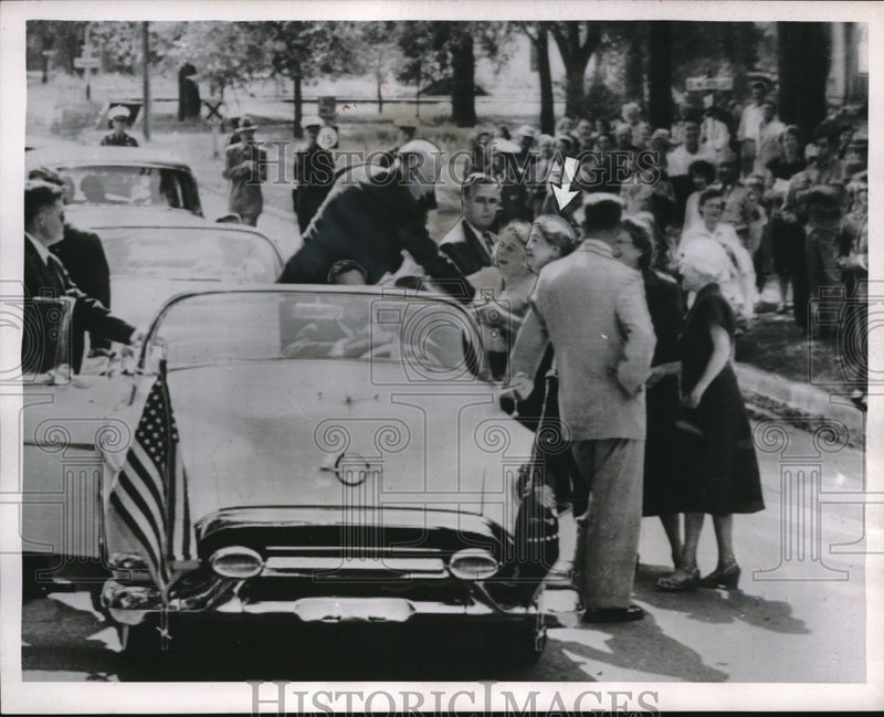 Load image into Gallery viewer, 1953 Press Photo Pres Dwight Eisenhower greets friend from hometown Abilene KS
