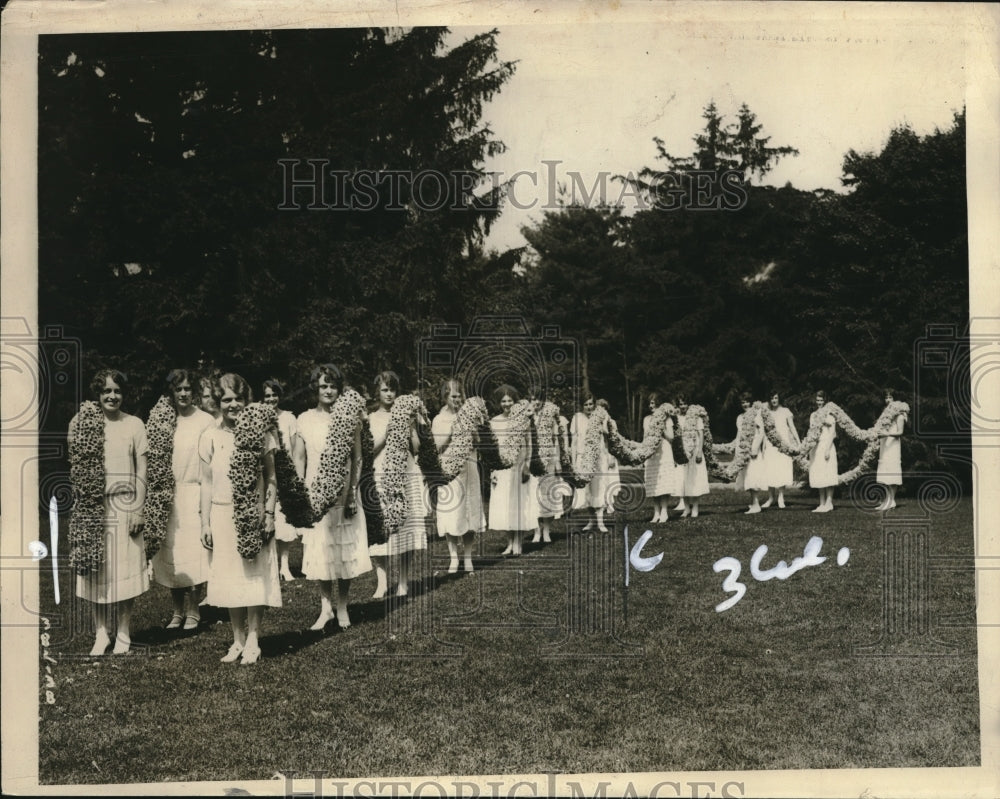 1925 Press Photo Vassar College Celebrating Class Day for Graduates- Historic Images