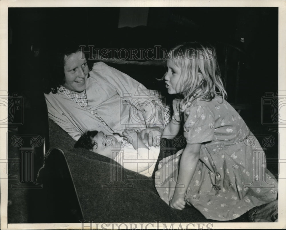 1940 Press Photo Opal Blackwell, Baby Ronald and daughter Ca Storm refugees