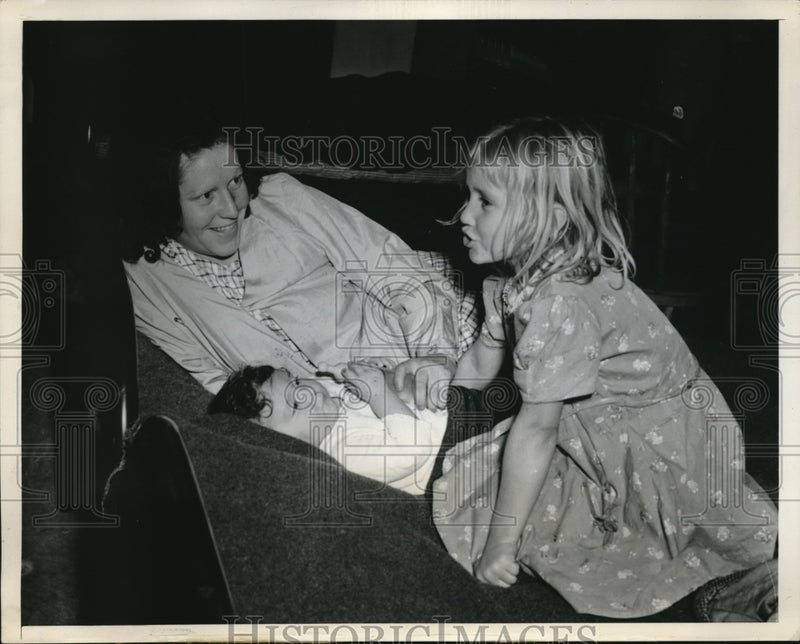 Load image into Gallery viewer, 1940 Press Photo Opal Blackwell, Baby Ronald and daughter Ca Storm refugees
