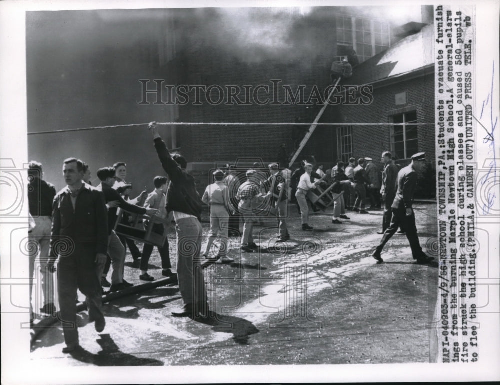 1956 Press Photo Marple Newtown High students in PA evacuate burning school