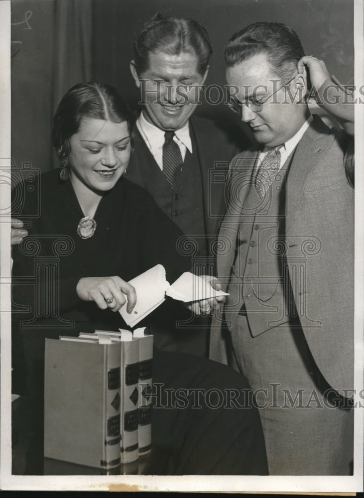 Load image into Gallery viewer, 1933 Press Photo Art Shires &amp; Mrs Shires w/ Atty Emmet Bryne
