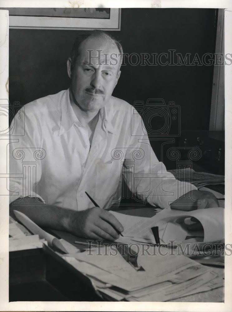 1943 Press Photo Drew Pearson, Newspaper columnist &amp; radio commentary at hs desk- Historic Images