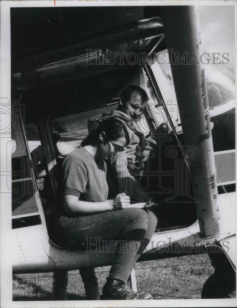 Load image into Gallery viewer, 1968 Press Photo Dale and Lucinda Gates in a Plane

