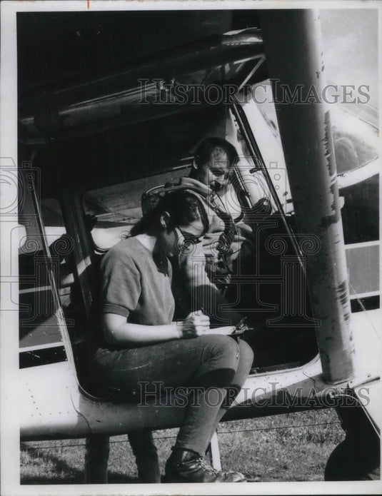 1968 Press Photo Dale and Lucinda Gates in a Plane