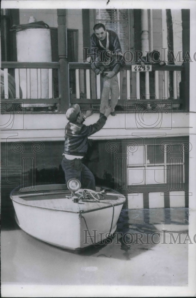 1955 Press Photo Red Cross declare 4 state flood disaster area family evacuating