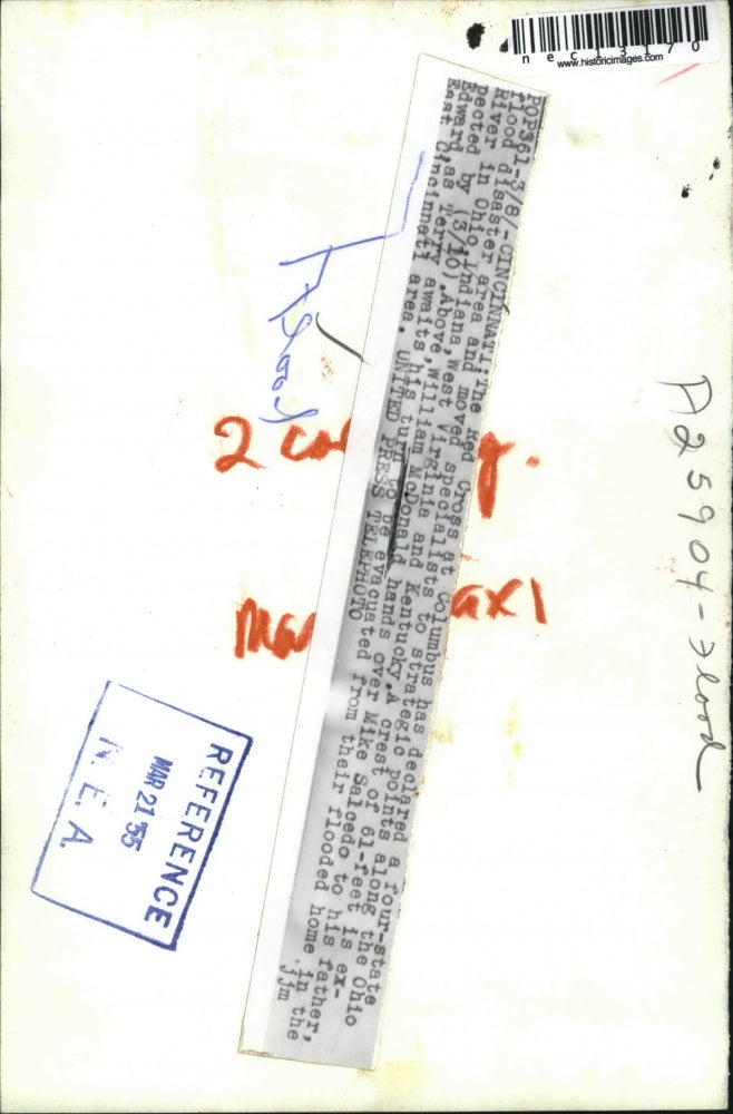 1955 Press Photo Red Cross declare 4 state flood disaster area family evacuating