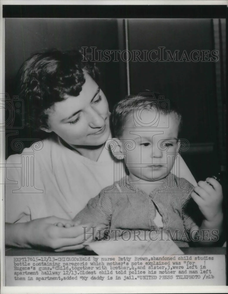 1952 Press Photo Abandoned Child Held By Nurse Betty Brown Holds Bottle From Mom