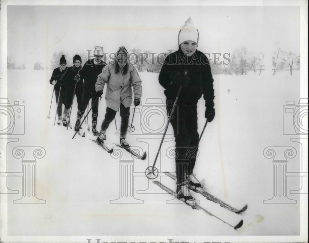 1970 Press Photo Cross Country Skiers Leisurely Trek Across Snowy Cold Slopes