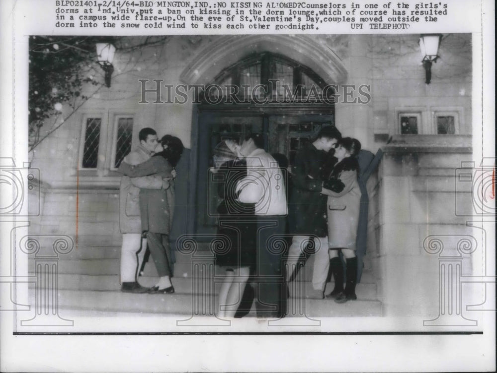 1964 Press Photo Couples Kiss Outside Girls Dorm At Indiana University