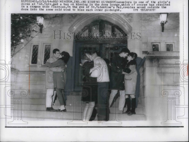 Load image into Gallery viewer, 1964 Press Photo Couples Kiss Outside Girls Dorm At Indiana University
