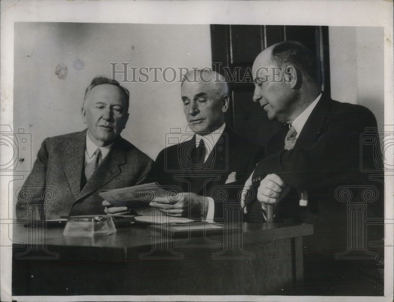 Load image into Gallery viewer, 1933 Press Photo U.S. Delegates to World Economic Conference in London Talk Shop
