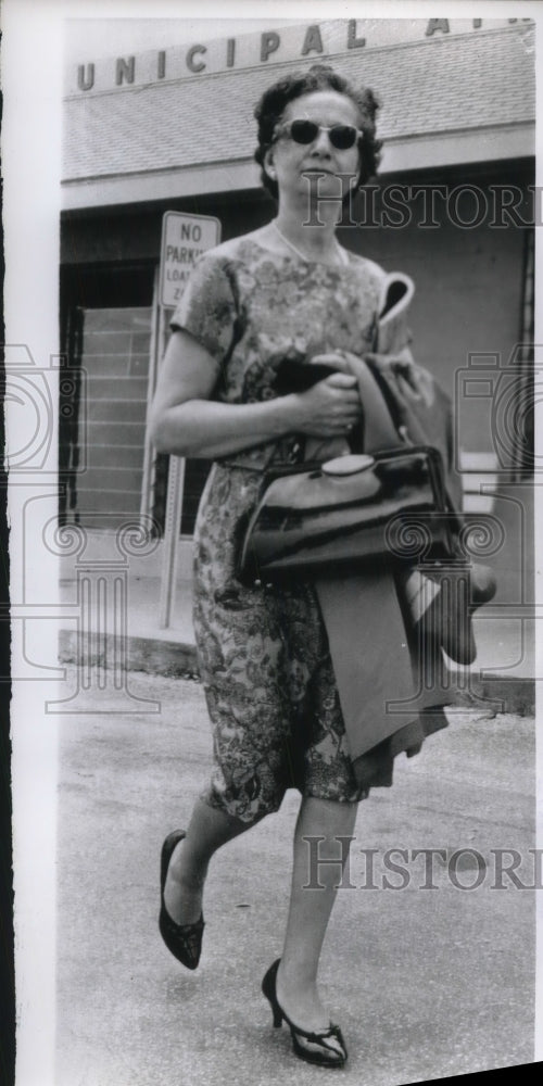 Load image into Gallery viewer, 1967 Press Photo Mrs. Anne Coppolino Will Testify for Son Dr. Carl Coppolino
