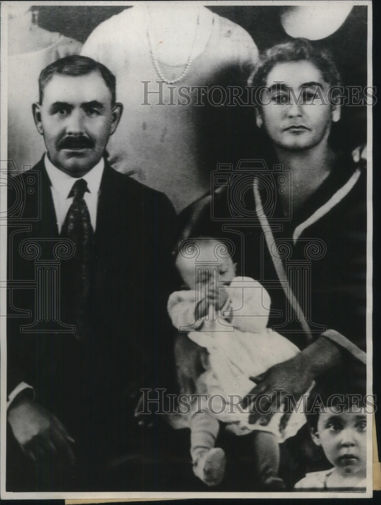 1932 Press Photo Mr &amp; Mrs Morris Greenburg &amp; One Of Six Children- Historic Images