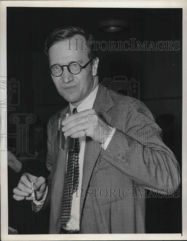 1941 Press Photo Radio Commentator Raymond Swingh