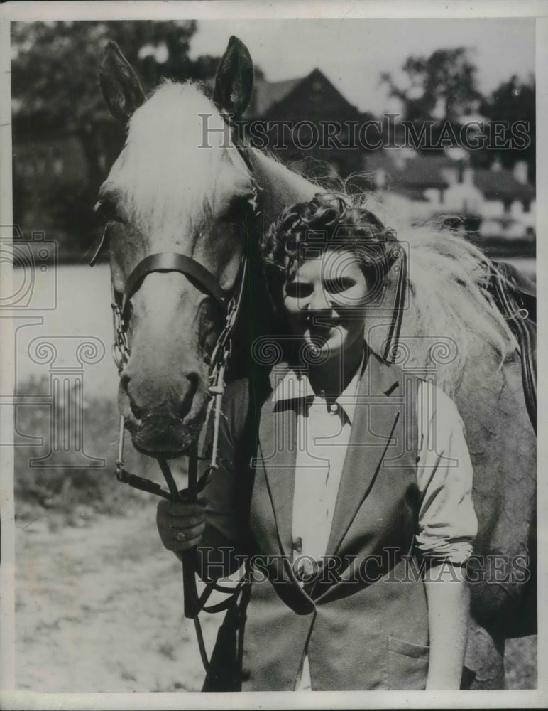 1934 Press Photo Agnes Gahagan and Singin' Sam at Grand Circuit Meeting