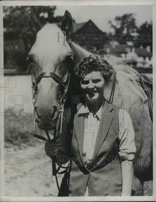 1934 Press Photo Agnes Gahagan and Singin' Sam at Grand Circuit Meeting