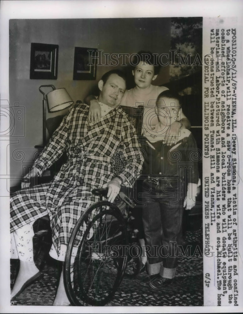 1957 Press Photo Arthritis Victim Dewey Simmons With Family In Wheelchair & Robe