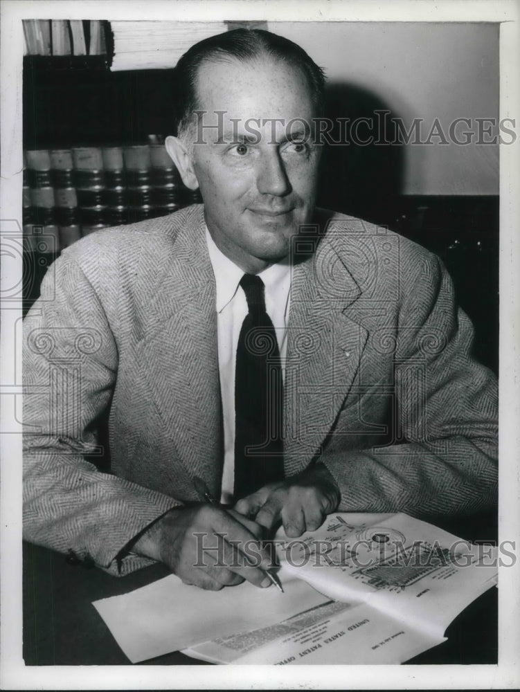 1942 Press Photo Los Angeles Customs Broker Earl Braga Gets Patent