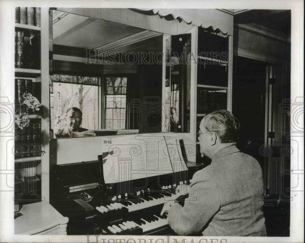 1950 Press Photo Harry Blake Plays Hammond Organ According to Doctors Advice