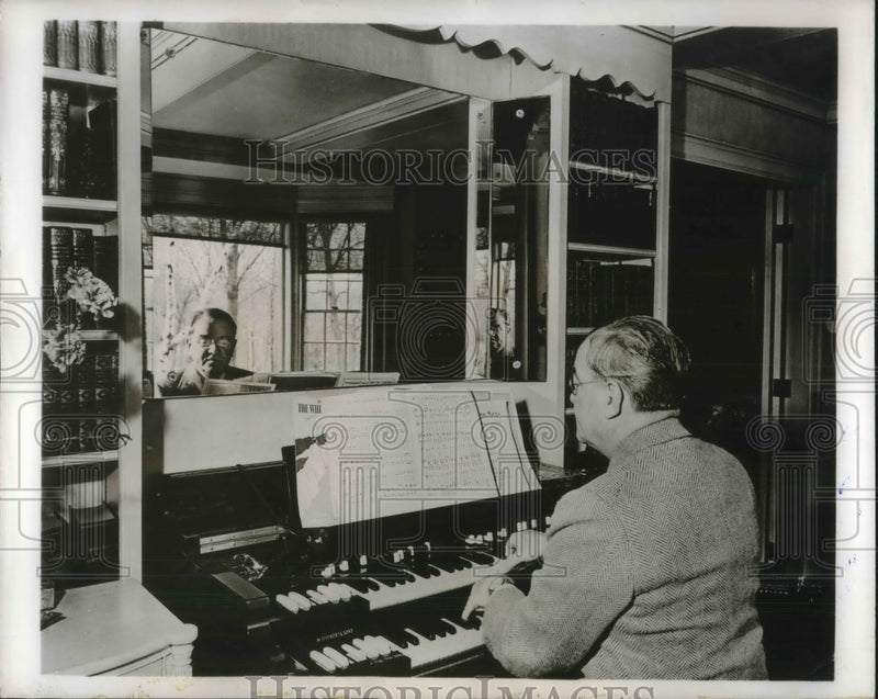 Load image into Gallery viewer, 1950 Press Photo Harry Blake Plays Hammond Organ According to Doctors Advice
