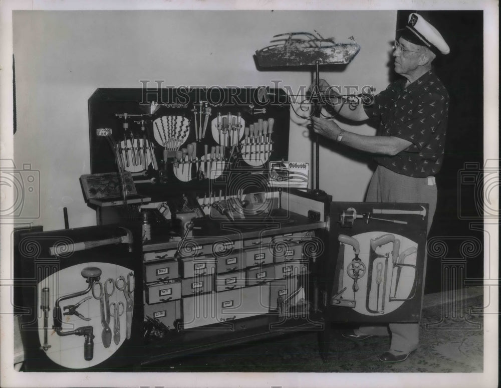 1955 Press Photo Fred Givler Former Marine Shows Off Well Organized Tool Box