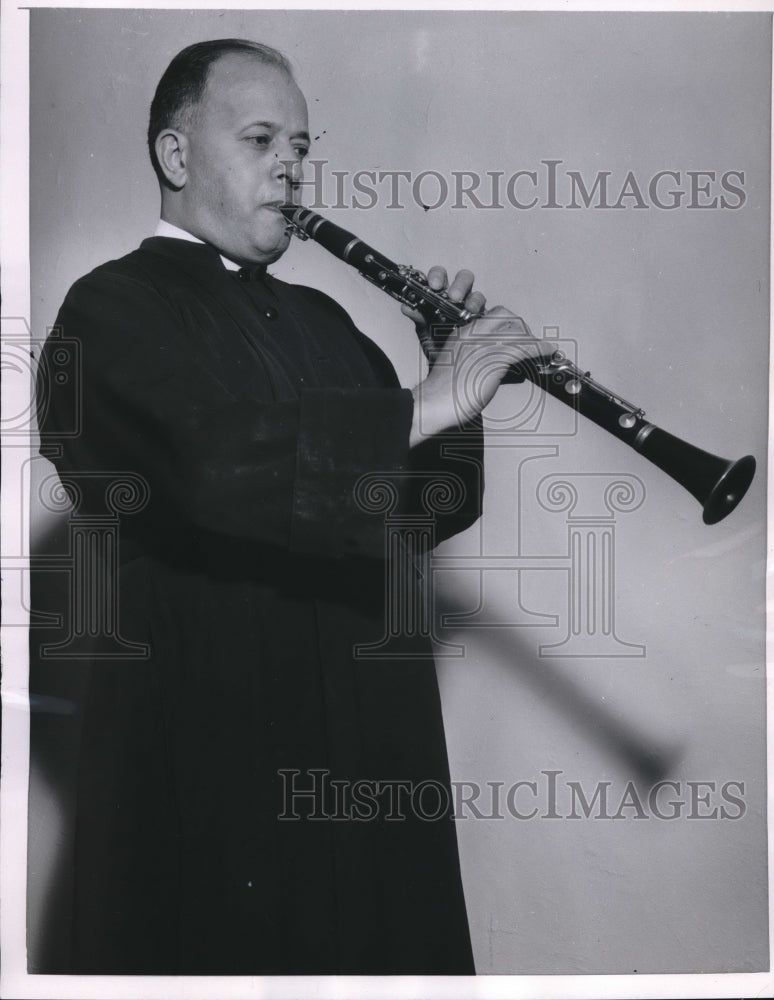 1954 Press Photo Father John Positano  of K.C. &quot;the priest who plays his prays &quot;- Historic Images