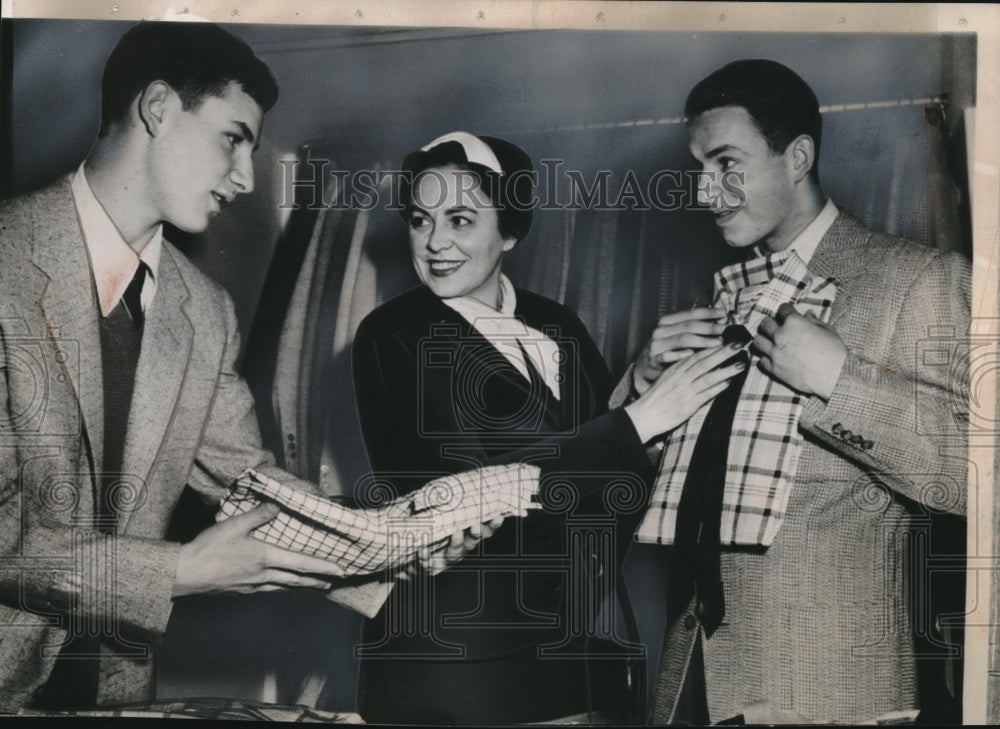 1954 Press Photo Georgescu Family Shops After Release From Red Communist Romania