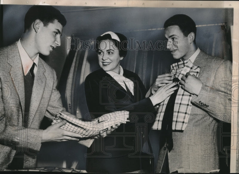 Load image into Gallery viewer, 1954 Press Photo Georgescu Family Shops After Release From Red Communist Romania
