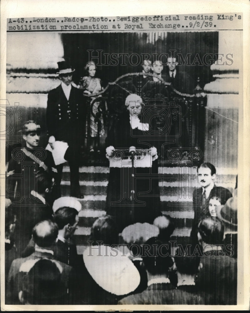 1939 Press Photo Bewigged official reading King's mobilization proclamation