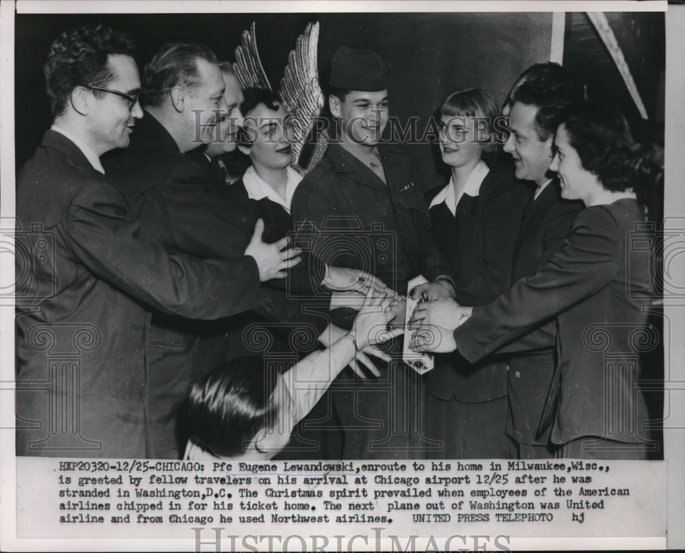 1954 Press Photo Pfc Eugene Lewandowski greeted by fellow travelers at Chicago- Historic Images