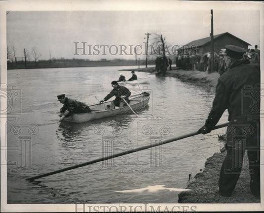 1946 Press Photo Firemen & Coast Guardmen drag the waters of Marquette Park- Historic Images