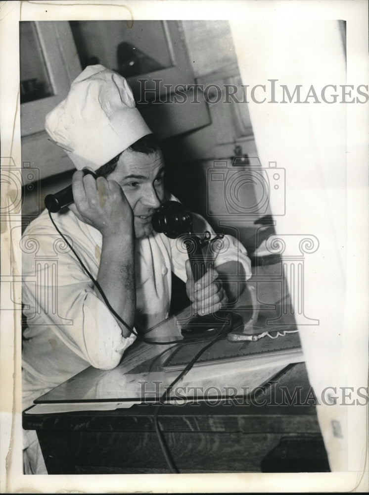 1937 Press Photo Sit Down Striker Calls Wife from Washington Hotel- Historic Images