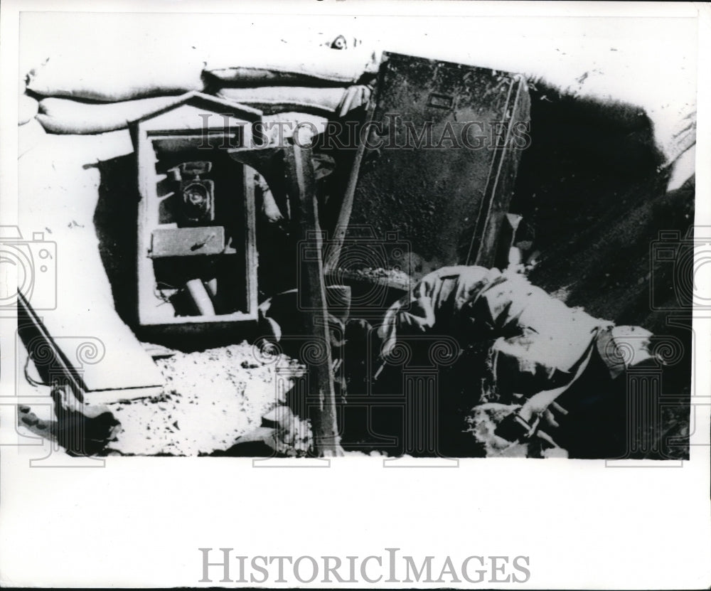 1969 Press Photo Body of Egyptian Soldier in Foxhole After 10-hour Raid