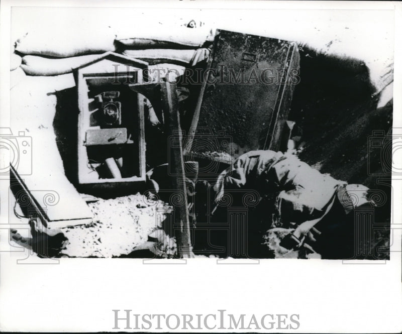 Load image into Gallery viewer, 1969 Press Photo Body of Egyptian Soldier in Foxhole After 10-hour Raid
