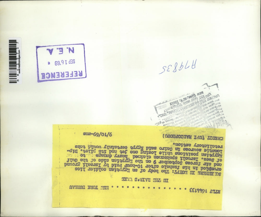 1969 Press Photo Body of Egyptian Soldier in Foxhole After 10-hour Raid